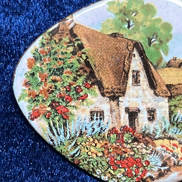 ☘️ Irish Garden & Cottage Thatched Roof Enameled Pin or Brooch  ☘️ - Picture 3 of 6